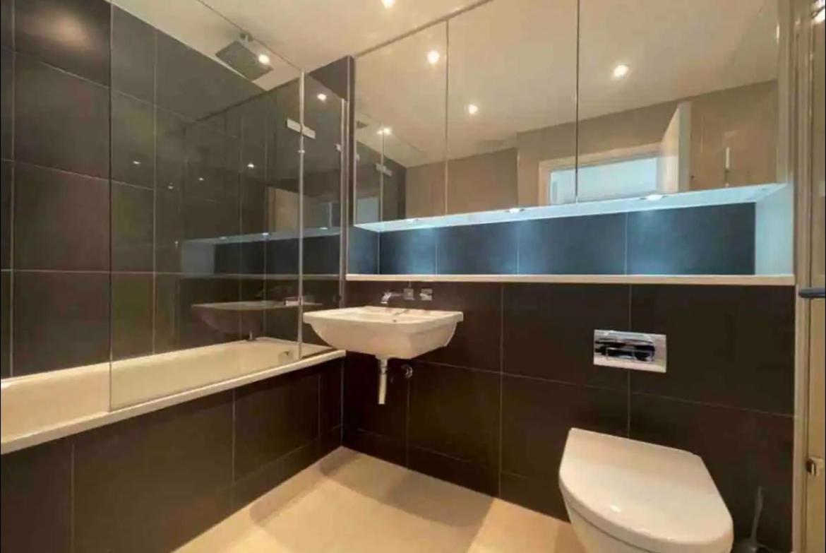 Modern Room Homestay In Apartment With Private Bathroom Croydon Bagian luar foto